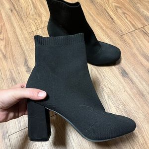Black size 7 women’s MIA booties